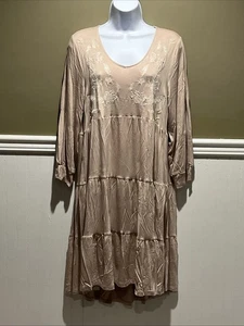 Abito donna Cupio beige M increspato ricamato floreale lunghezza ginocchio nuovo con etichetta boho - Foto 1 di 9