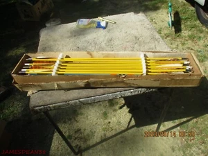 LOT OF 12 CEDAR WOOD ARROWS VINTAGE ARCHERY - Picture 1 of 3