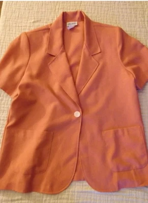 Chaqueta informal de negocios grande Blair de manga corta de poliéster grande de salmón para mujer Foto 1 de 4