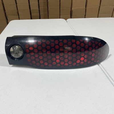 Luz trasera para pasajero derecho Pontiac Firebird 98-02 transmisión automática 10282939 nido de abeja OEM Foto 1 de 4