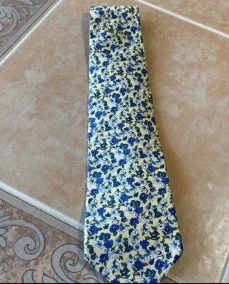 Corbata para hombre Old Navy 100 % color seda azul, amarillo patrón floral múltiple 56 X 3,5 Foto 1 de 3