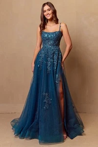 Vestido largo de noche con cuello redondo bordado de Amelia Couture 4044 - Imagen 1 de 21