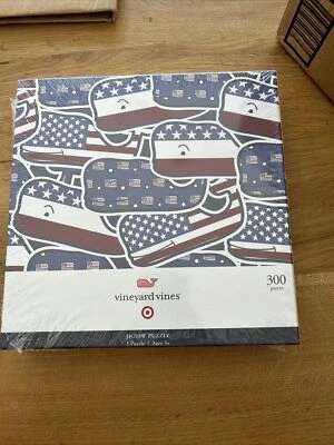Nuevo en caja Vineyard Vines para rompecabezas Target 300 piezas bandera patriótica de EE. UU. ballena azul Foto 1 de 4