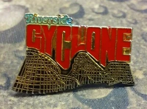 Insignia de pin de montaña rusa Riverside Cyclone - Imagen 1 de 6