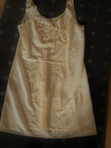Aprikotfarbenes Unterkleid in Gr. 42 - Bild 1 von 2