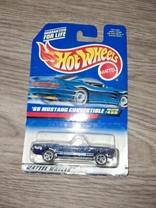 Ford '65 Mustang 1997 Hot Wheels Collector #455 convertible azul oscuro/blanco - Imagen 1 de 5