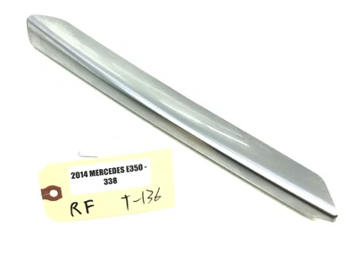 Mercedes-Benz E350 W212 2014-2016 pasajero derecho consola central moldura OEM. Foto 1 de 4