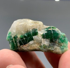 17GM | Ramo de cristal esmeralda grado coleccionista en muestra de matriz | Swat Pakistán - Imagen 1 de 21