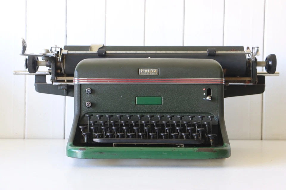 HALDA Typewriter - Rare GREEN ***** GREAT CONDITION ***** Made in Sweden ***** - Image 1 of 4