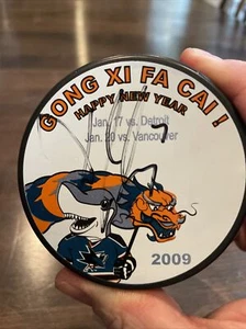 2009 DOUGLAS MURRAY SIGNED NHL SAN JOSE SHARKS PUCK Chinese Happy New Year - Picture 1 of 2
