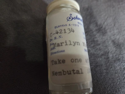 Botella vacía y propiedad de Marilyn Monroe de Secretary May Reis 2-7-1962 con carta Foto 1 de 4