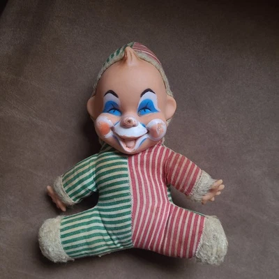Muñeca de peluche vintage con cara de goma suave con manos de vinilo en traje de payaso necesita cuidado Foto 1 de 4