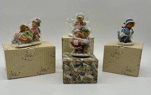 Vintage Cherished Teddies 4 Stück in Kunststoff mit Boxen Winter Urlaub - Bild 1 von 12