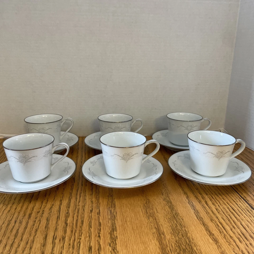 Juego de 6 tazas y platillos con patas Casablanca 6842 de Noritake Foto 1 de 4