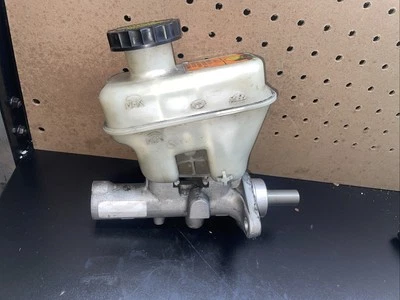 Главный цилиндр тормоза 3.0 полный привод 2005-2007 Ford Escape Mercury Mariner - Изображение 1 из 4