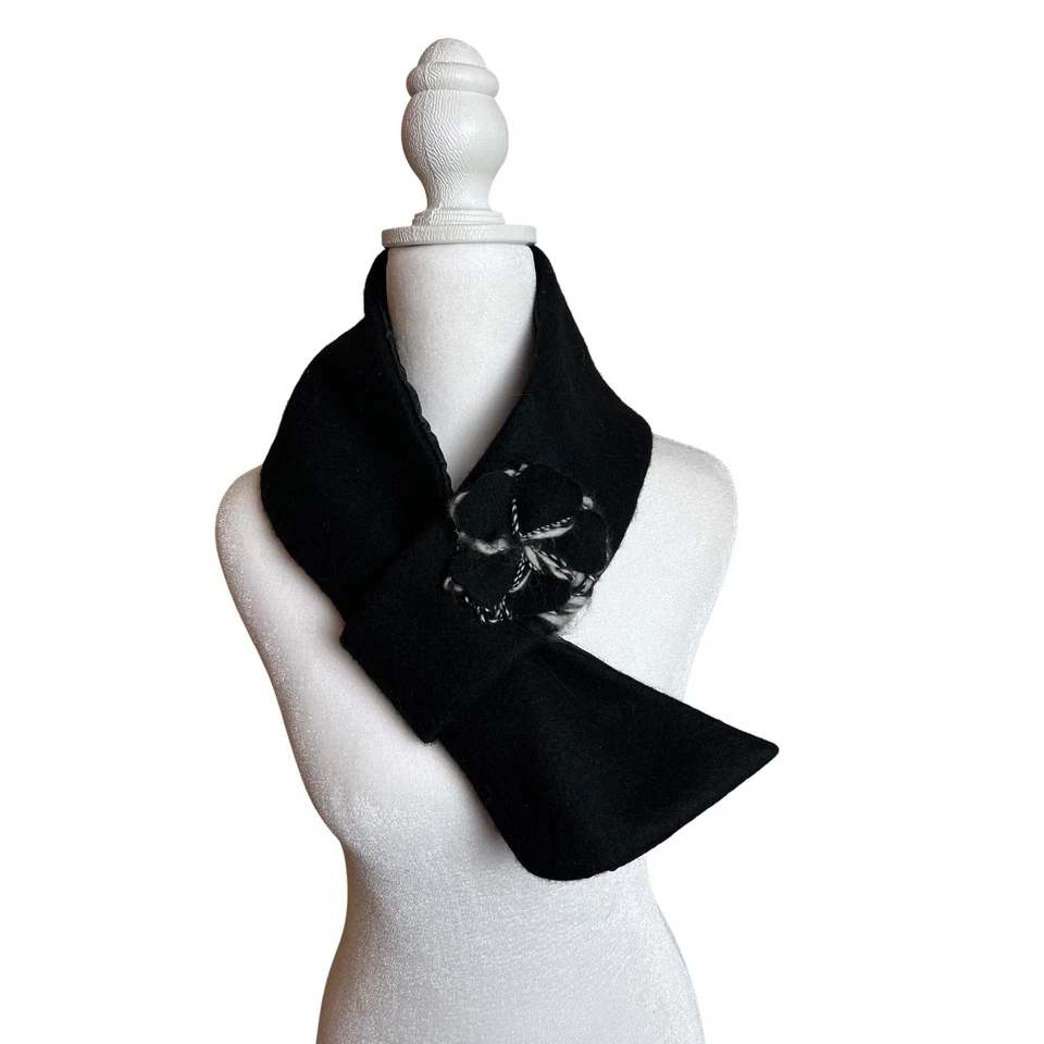 Bufanda negra de mezcla de lana con forro acolchado y acento floral hecha en Italia Foto 1 de 4
