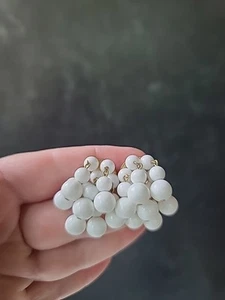 White Beaded Gold Tone Metal Dangling Clip-on Earrings Vintage - Picture 1 of 10