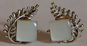 CORO WHITE SILVERTONE THERMOPLASTIC EARRINGS FERN ON THE SIDE - Picture 1 of 2