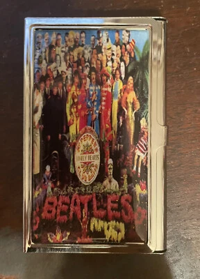 Estuche con soporte para tarjeta de crédito de negocios Beatles Sargent Peppers Lonely Hearts Club  Foto 1 de 2