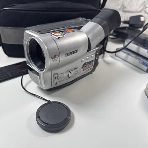 Samsung VP-M50 PAL 8mm Video Camera Recorder W/ Charge Cable, AV Cable, Bag - Picture 1 of 11