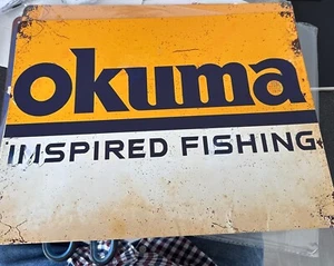 RETRO LIZENZIERT OKUMA FISHING TACKLE COMPANY ANTIK LOOK BLECHSCHILD SCHUPPEN - Bild 1 von 3