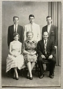 Vintage Photo Family Portrait Fashion Black & White 4.75" x 6.75" - Bild 1 von 4