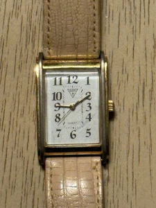 Orologio Guess Rettangolare Al Quarzo Tono Oro - Per Ricambi/Riparazione - Cassa 23,8mm - Foto 1 di 9