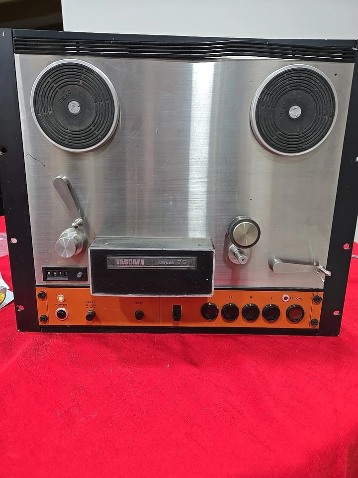 TASCAM 70 Carrete 2 Carretes 1/2" Cinta Grabadora Mesa/Rack Montaje Para Piezas Pwrs On Foto 1 de 4