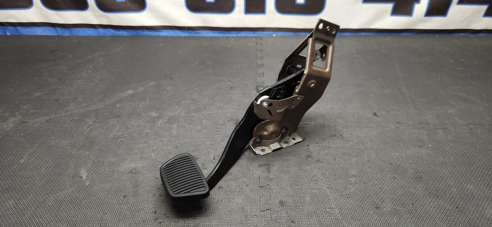 Chevrolet Camaro SS 2010-2015 conjunto de pedal de freno "automático" OEM Foto 1 de 4