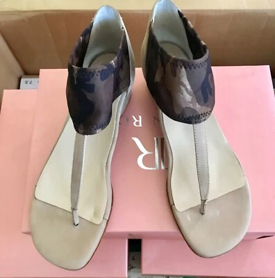 Sandalias Taryn Rose "Kael" para mujer con correa en T - 7,5 M - camuflaje elástico Foto 1 de 4