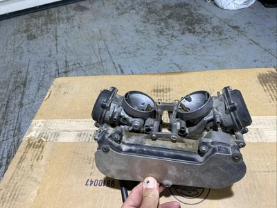 川崎 Brute Force 750 原始设备制造商化油器碳水化合物架 2007 CVKR34 — 第 1/2 张图片