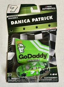 Lionel 2018 NASCAR #7 Danica Patrick Chevy Camaro ZL-1 Go Daddy 1:64 - Free Hood - Bild 1 von 4