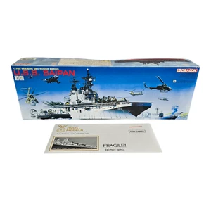 NUOVO Dragon 2021 U.S.S. Kit modellino nave Saipan scala 1:700 #7009 con foto incisione! - Foto 1 di 11