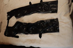 Latex Rubber Armory Chaps Hose mit Schnallen gebraucht - Bild 1 von 7