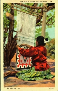Cómo se hacen las alfombras indias navajas para mujer tejiendo postal de Nuevo México - Imagen 1 de 2