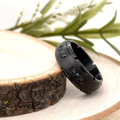 Alianza de boda de diamantes circonita cúbica con diseño de equipo industrial elegante anillo de titanio unisex de 8 mm Foto 1 de 4