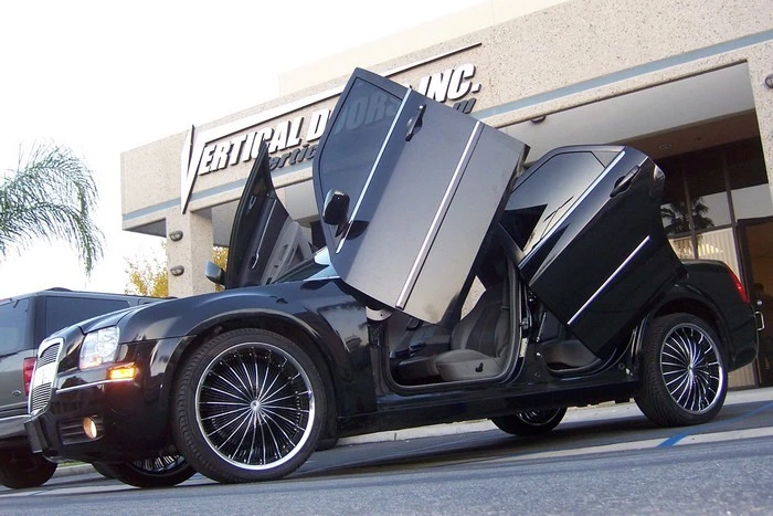 PORTAS LAMBO PORTA TRASEIRA CHRYSLER 300 2004-2010 Por Portas Verticais INC - Imagem 1 de 4