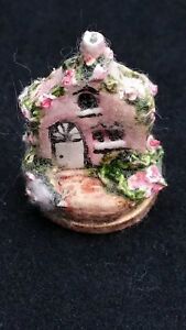 Vintage Made Artiste Miniature Pays Anglais Rose Cottage sur Bouton c1960
