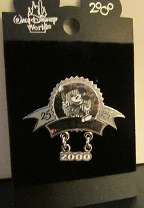 Prendedor colgante gris del Festival de los Maestros de Disney 25th Annual Downtown Disney - Imagen 1 de 2