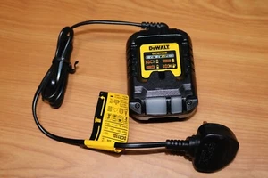 DeWalt DCB1102 12V / 18V Compact Powerstack Li-Ion Akku Ladegerät Single Bay - Bild 1 von 3
