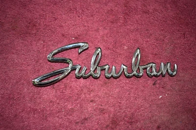 Plymouth Suburban 1959 emblema cromado bonito original 1960383 Foto 1 de 3