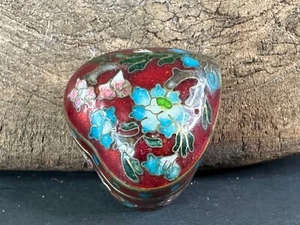 Old Brass Heart Shaped Cosamine Pill Box …beautiful collection and accent piece - Bild 1 von 9