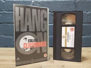 Cliffhanger - Sylvester Stallone - PAL VHS Video Tape Retro Cinema Film Movie - Foto 1 di 5