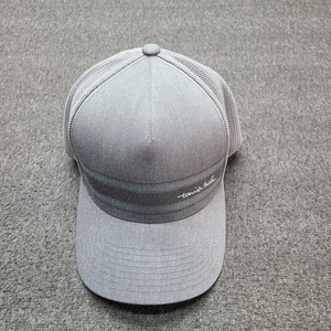 Gorra TravisMathew espalda a presión gris malla camionero golf FLEXFIT 110 rayas para hombre - Imagen 1 de 7