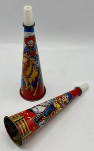 Lot 2 trompettes à sifflet en tôle Cow-Boy & Girl Tin Toy Japan n°2, 1950/60’s - Imagen 1 de 5