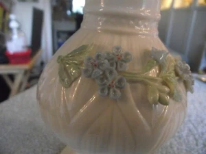 BELLEEK VASE, WEISS, BLAUE BLUMEN GRÜNE BLÄTTER VINTAGE 1980ERer - Bild 1 von 10