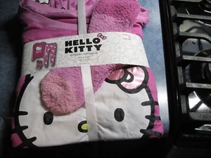 NEU Hello Kitty Pyjama Set 3-teilig Damen 2X (18W-20W) plus Nachtwäsche mit Socken - Bild 1 von 3