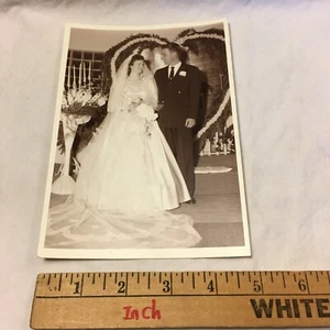 Fundfoto schwarzweiß Hochzeit Braut Bräutigam Herz Blumen Lächeln Vintage 7" x 5" - Bild 1 von 9