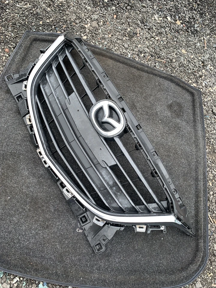Montaje de rejilla deportiva Mazda 3 2014-2016 OEM PARRILLA CENTRAL DELANTERA SUPERIOR BJS7-50712 Foto 1 de 4
