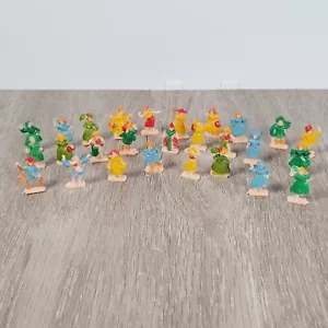 27 figuras de plástico pintadas de colección Von Brode Cereal Prize alrededor del mundo - Imagen 1 de 24